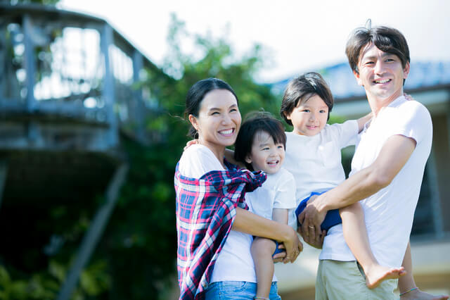 4人家族の生活費はいくら?子供の年齢別・世帯別シミュレーションや節約方法を紹介