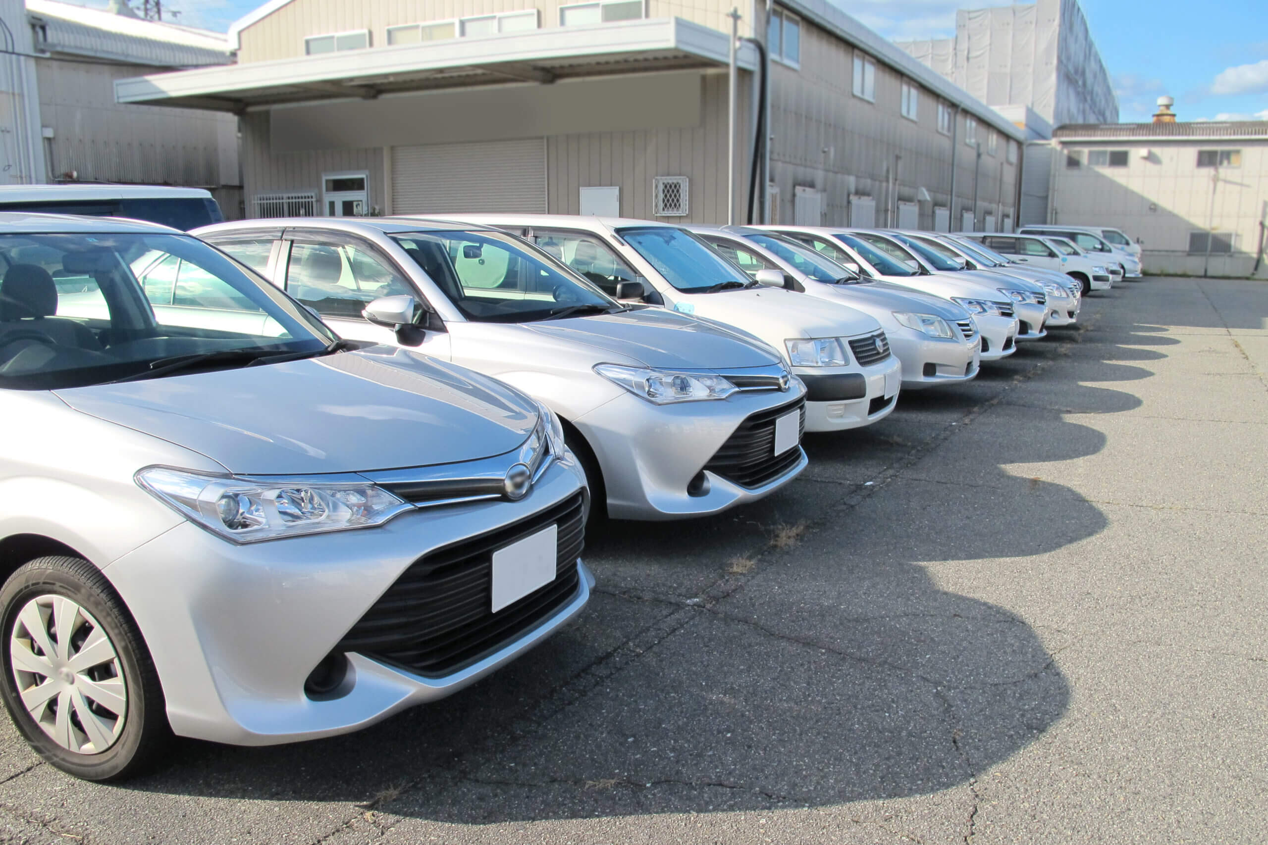 法人契約した自動車保険は社員以外も補償される?適用範囲を解説!