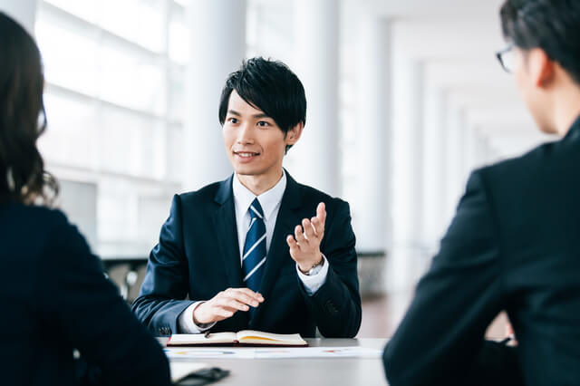 奨学金の面接で聞かれる質問例と回答例とは?面接の流れや服装を解説!